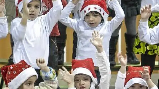 Los niños del Agustina de Aragón, ayer, en la fiesta de Navidad.
