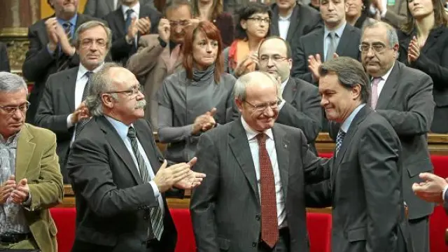 El nuevo presidente catalán, Artur Mas, felicitado por su antecesor, José Montilla.