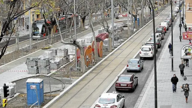 A mediodía, una fila de vehículos se cruzaba en Fernando el Católico con el tranvía en pruebas.