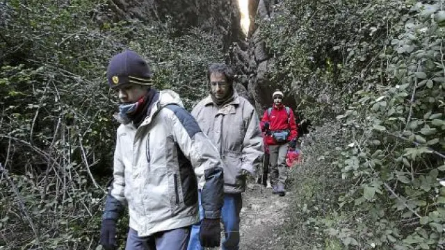 Un grupo de oscenses regresa a su casa tras finalizar la misa montañera.
