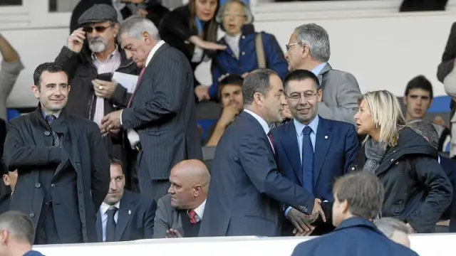 Agapito charla en el palco el día del Barça. Tras él, sentado, un serio Pedro Herrea junto a Cuartero, y el sonriente Javier Porquera.