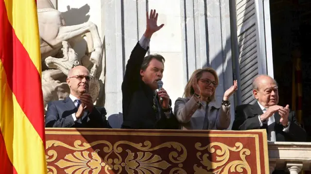 Artur Mas saluda desde el balcón junto a Duran i Lleida y Jordi Pujol