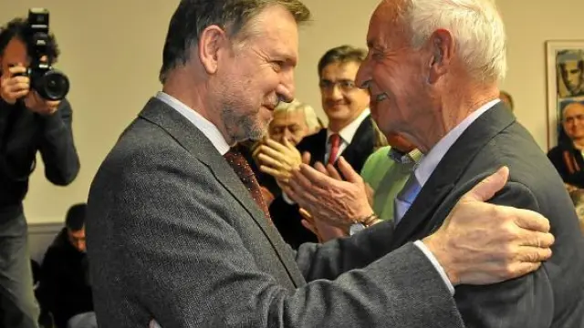 Iglesias se abraza con el premiado, durante el acto celebrado ayer tarde en Fraga.