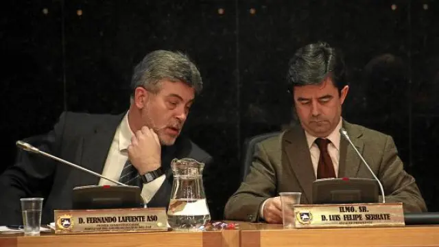 El alcalde (derecha) junto a su primer teniente de alcalde, del PAR, en el pleno de presupuestos.
