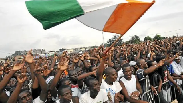 Cientos de Jóvenes Patriotas, seguidores de Laurent Gbagbo, escuchan a su líder, Charles Blé.