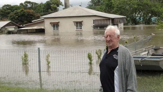 El agua inunda varias viviendas.