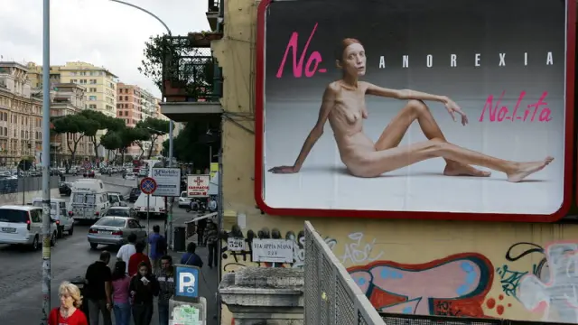 Un cartel de publicidad de la campaña protagonizada por Isabelle Caro