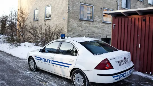 Un coche de policía aparcado junto a un edificio propiedad del diario danés 'Jyllands Posten'