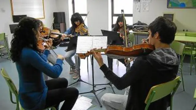 Una de las sesiones magistrales que recibien los alumnos de violín.