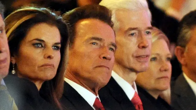 Arnold Schwarzenegger, junto a su esposa, Maria Shriver, escucha el discurso del nuevo gobernador de California, Edmund G. Brown jr