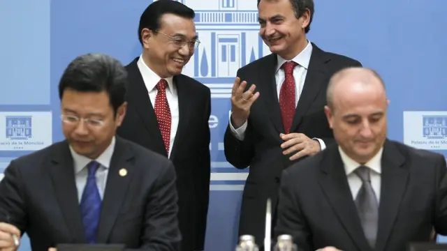 Sebastián (d), en presencia del presidente del Gobierno español (2d) y el viceprimer ministro chino, Li Keqiang (2i)