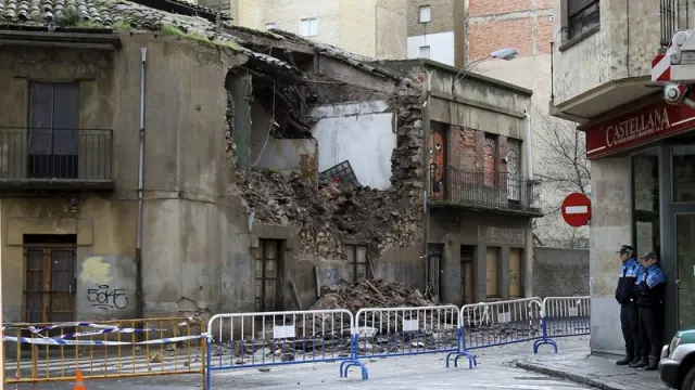 La fachada del edificio derribado por las fuertes lluvias en Salamanca