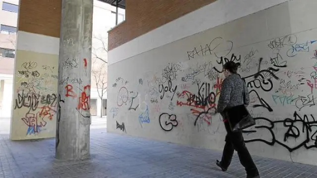 La plaza de País Vasco es una de las más castigadas por los grafitis en el paseo de las Autonomías.