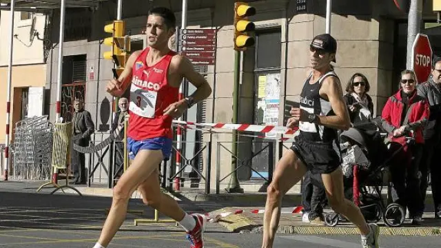 Javier Mariño, liderando el Medio Maratón de Huesca, el pasado mes de octubre.