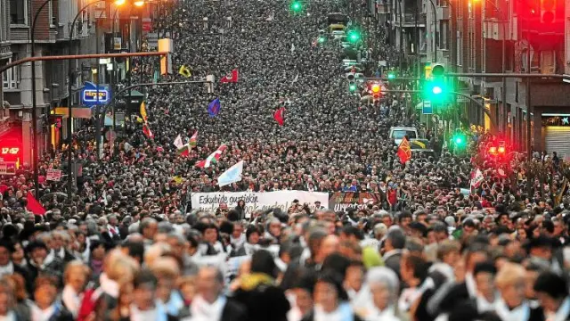 Miles de personas, durante la manifestación celebrada ayer en Bilbao a favor de los presos de ETA.