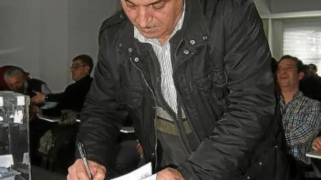 Norberto Royo firma el acta.