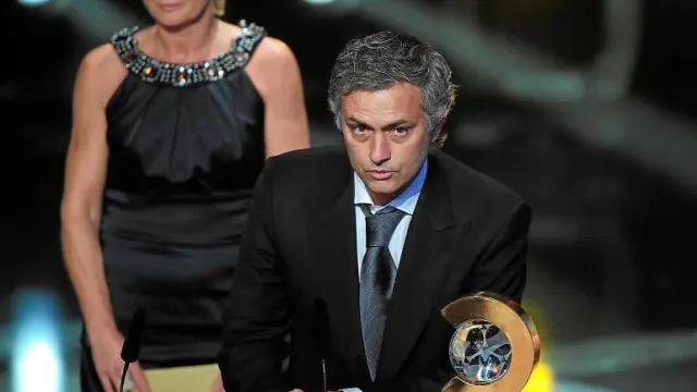 El entrenador del Real Madrid, Jose Mourinho, nada más ser premiado ayer en el Palacio de Congresos de Zúrich.