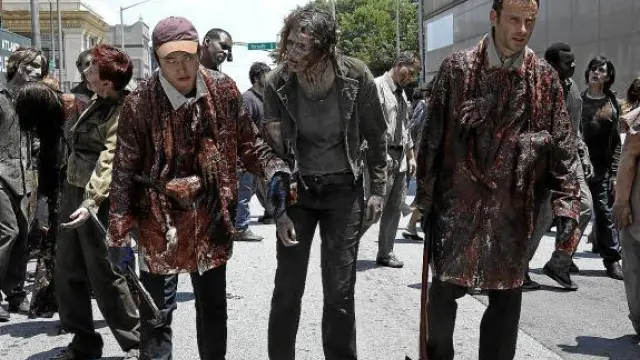 Los zombis de 'The walking dead'.