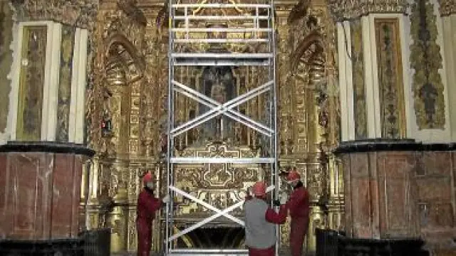 Los operarios instalando andamios en el interior de la catedral