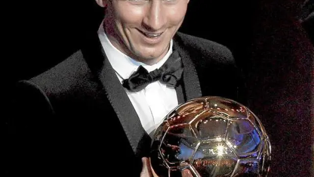 El argentino Leo Messi posa con el segundo 'Balón de Oro' de su carrera.