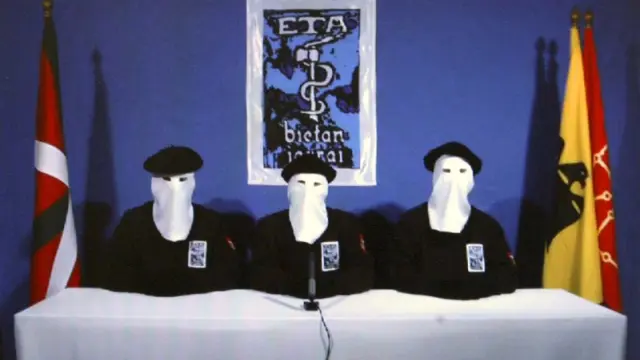 Tres portavoces de ETA leen el comunicado de la banda