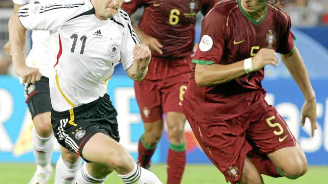 Fernando Meira (derecha) jugó el Mundial de 2006 y la Euro 2008 con Portugal