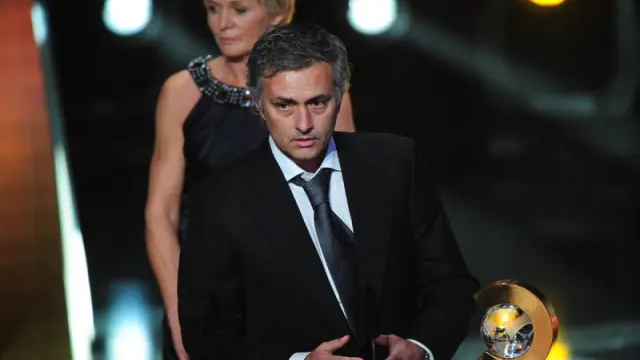 Mourinho junto al trofeo.