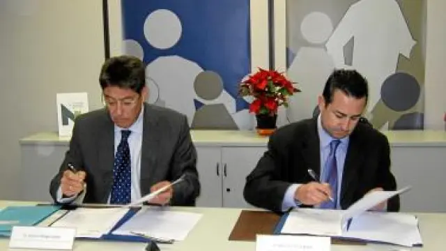 Aliaga y Alfonso Ruiz, presidente de los empresarios, en la firma.