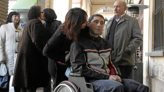 José Antonio Rodríguez, uno de los heridos más graves, llegó ayer en silla de ruedas a la Audiencia junto a su compañera, Sara.