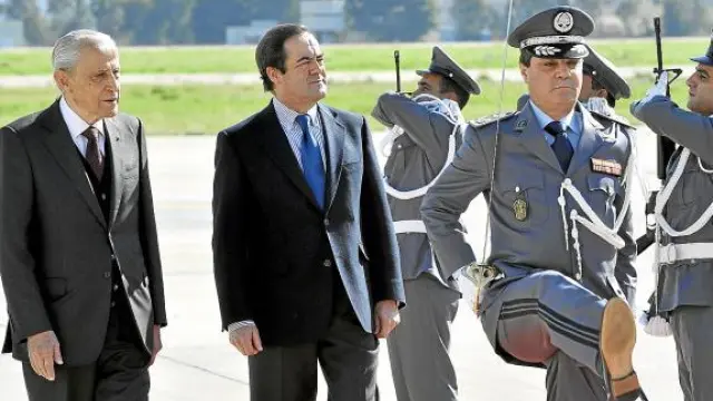 El parlamentario libanés Abdel Latif Zein acompaña a José Bono en el aeropuerto de Beirut.