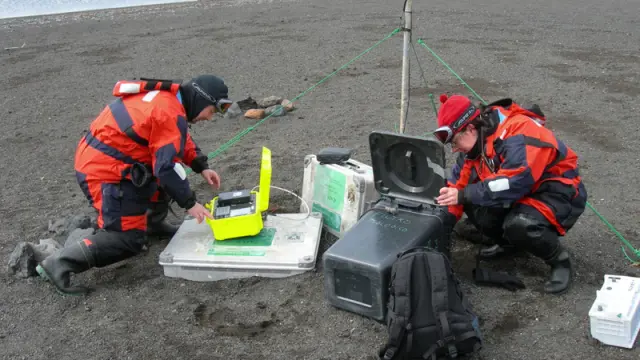 Miembros del Instituto Andaluz de Geofísica instalando una estación sísmica en la Isla Decepción