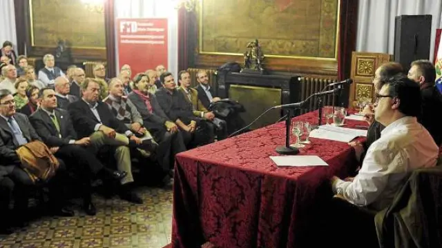 Cercas, Lambán y Fernández (de izda. a dcha.), ayer durante su intervención en el acto sobre el 23-F.