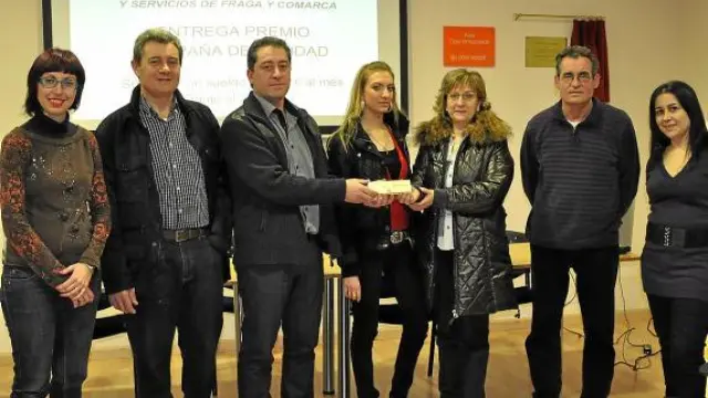 Manolita Labrador recibió ayer de manos del presidente de la asociación el primer talón del premio.