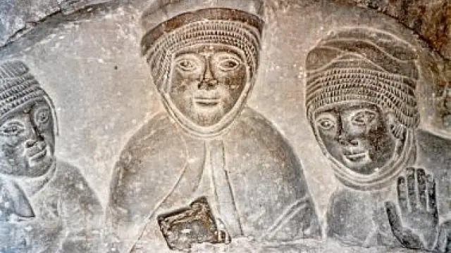 Detalle de los relieves del sarcófago de doña Sancha.