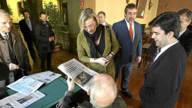 Uno de los socios que ayer leía la prensa en el Círculo Oscense enseñó a Almunia y a Belloch la portada de HERALDO DE ARAGÓN.