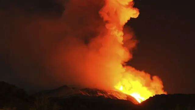 El volcán Etna, en Sicilia, ha entrado en erupción en las últimas horas