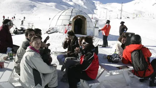 Un grupo de esquiadores disfruta del vermú en la soleada terraza del iglú, que abre sus puertas en la zona de Izas.