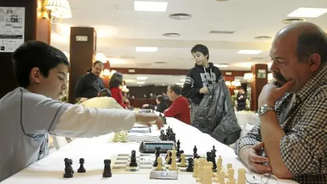 En primer plano, una de las partidas celebradas en el Hotel Pedro I del 'open' de ajedrez del CAH.