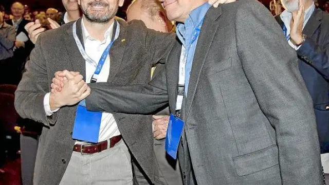 Artur Mas saluda a Oriol Pujol (izquierda), nuevo número dos de CDC, ayer en Barcelona.