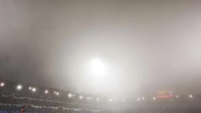 Imagen de La Romareda, envuelta en la niebla de principio a fin del partido.