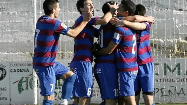 Los futbolistas del Huesca celebran el primero de los goles marcados por Unai al San Francisco.