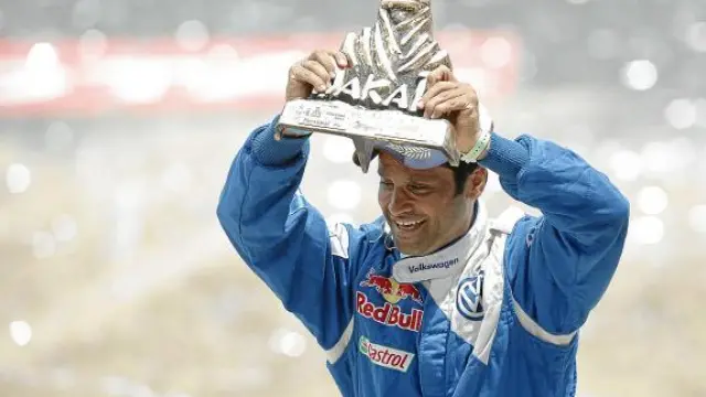 Al-Attiyah elevó el domingo el trofeo más preciado, el del Rally Dakar.