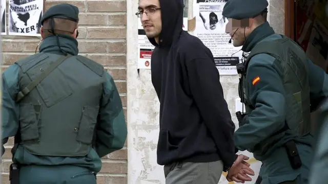 Agentes de la Guardia Civil trasladan a Iker Moreno Ibáñez, hijo del portavoz de la izquierda abertzale Txelui Moreno