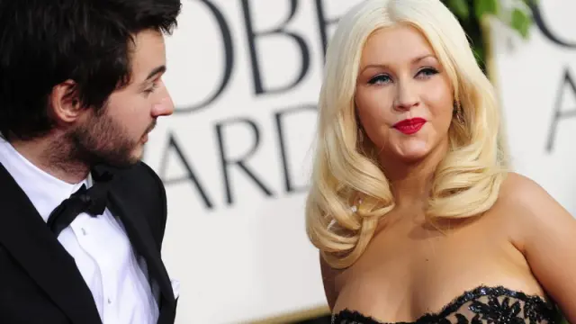 Christina Aguilera con su novio, en la alfombra roja de los Globos de Oro