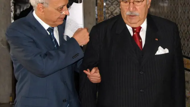 El presidente interino de Túnez, Fouad Mbazaa (d), con el primer ministro, Mohamed Ghannouchi