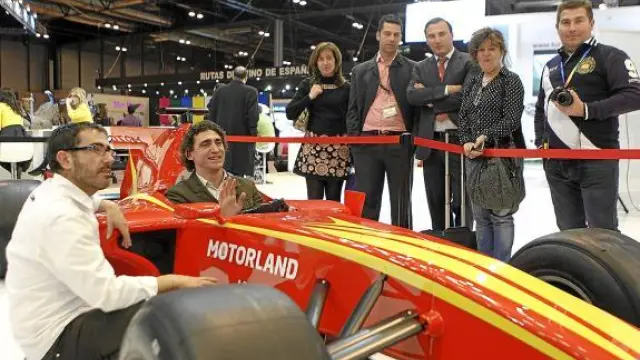 El simulador de Fórmula 1 de Motorland atrae a nuevo público al pabellón en Fitur
