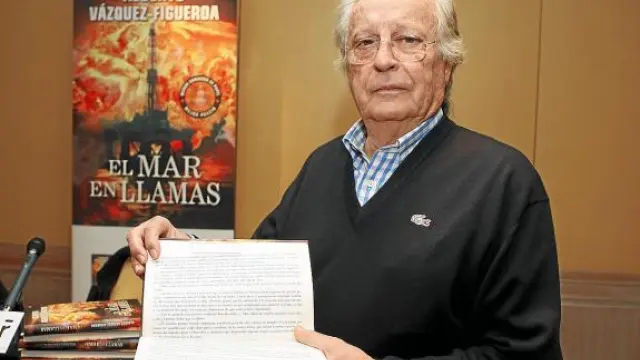 Alberto Vázquez-Figueroa, ayer, mostrando un ejemplar de 'El mar en llamas'.