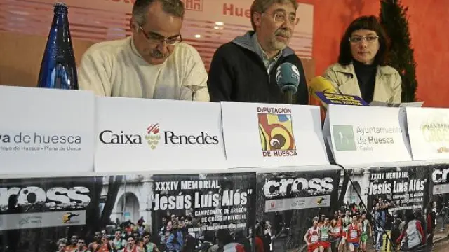 De izquierda a derecha, Hernández, Dieste y la concejala del Ayuntamiento de Huesca, Teresa Sas.