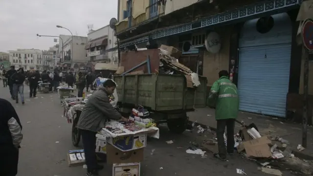 Trabajadores municipales limpian una calle de la capital tunecina