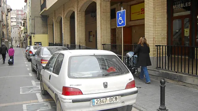 En la imagen, la plaza de parquin reservada a discapacitados que es objeto de la queja.